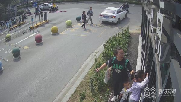 小学生拾金不昧民警到学校为其颁奖 给她满满的仪式感