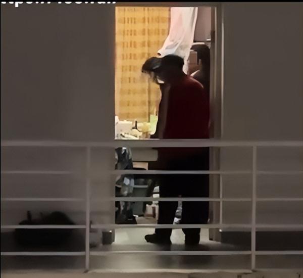 男生扮女装求复合闯女寝室学校回应 目前该男生已被派出所带走