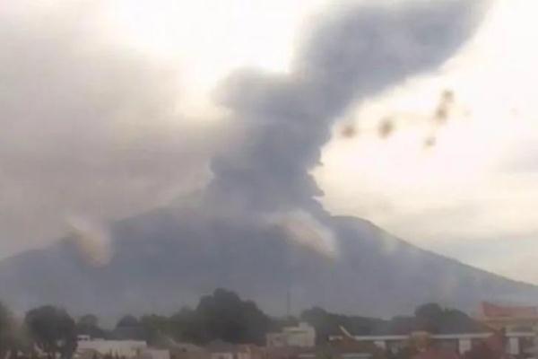 突发！已致11名登山者死亡！印尼多座火山喷发