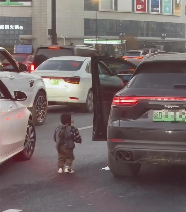 疑似夫妻吵架,男子强行将女子和小孩拖出保时捷 交警:危险、违法