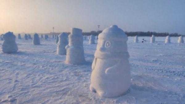 哈尔滨“冰马俑”把顶流企鹅都整萌呆了，滨子请你控制一下