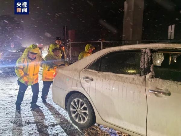 浙江高架发生大规模车祸 雨雪冰冻天气引连锁反应