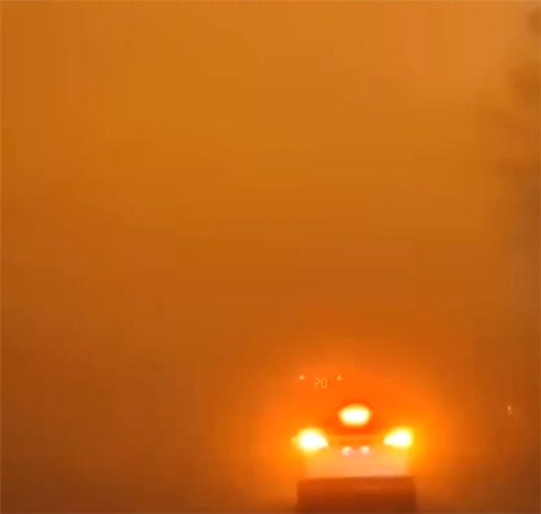 多名网友拍下新疆特强沙尘暴，天空呈现赤橙色