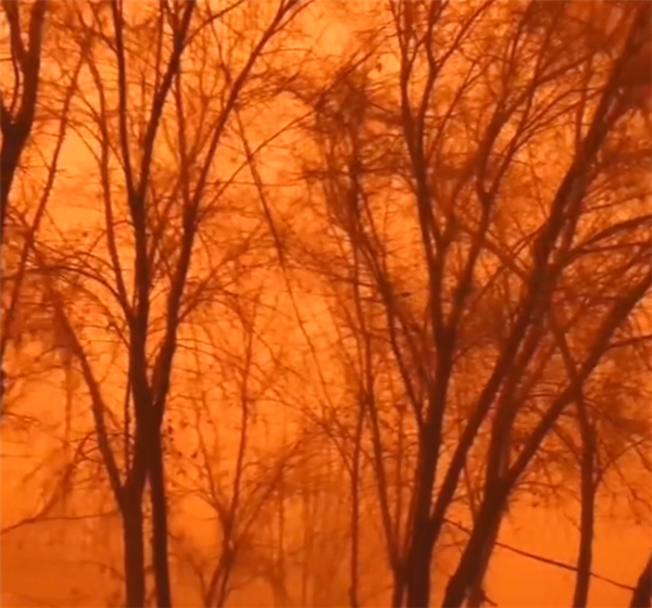 多名网友拍下新疆特强沙尘暴 天空赤橙宛如异世界