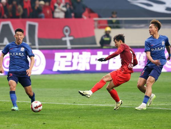 武磊：中国足球越困难越要坚持 专访2023中国金球奖得主武磊