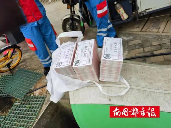 谁丢的？海口环卫工在果皮箱捡到30万元现金，警方介入调查→