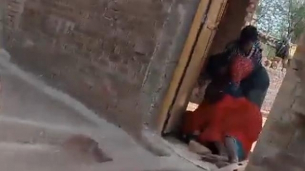 残忍一幕：印度65岁女子遭两个儿媳殴打致死 大儿子怂恿妻子施暴还关上门