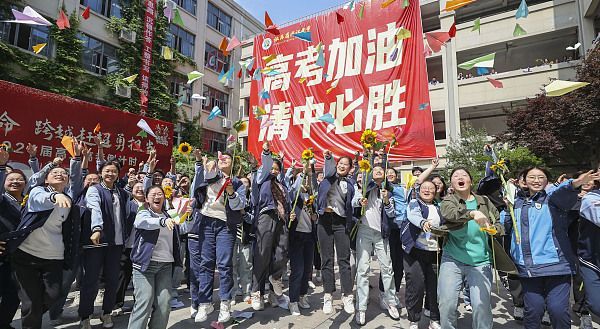 高考必胜 高三生喊楼吃“高粽”加油助威