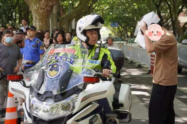 考生忘带准考证铁骑护送14分钟取回 高考首日警察叔叔显神威