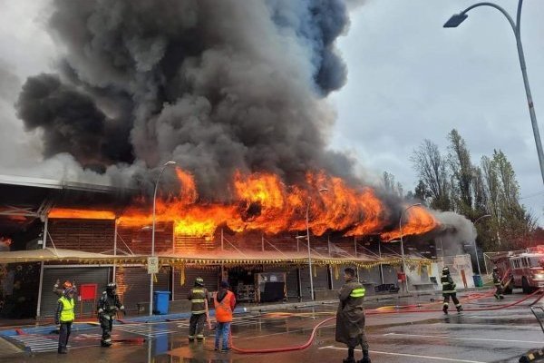 智利一商业广场发生火灾 200多家店铺被烧毁