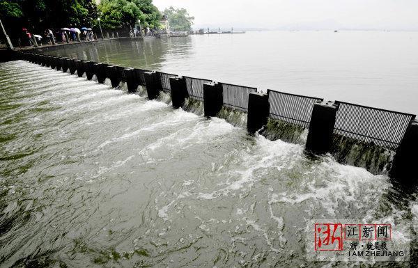 杭州西湖边北山街积水严重，影响交通出行