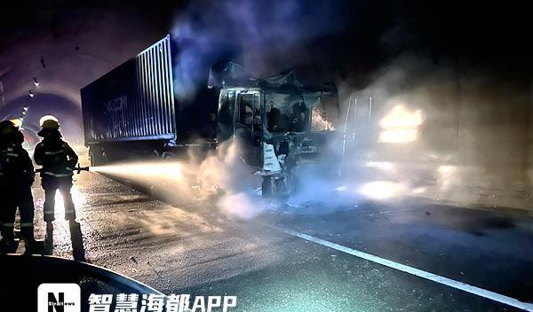 货车行驶途中起火10余头生猪被烤 司机逃生，起火原因待查