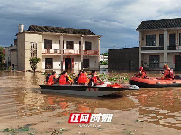 湖南湘潭特大暴雨武警紧急转移群众 驾舟穿梭洪流之中