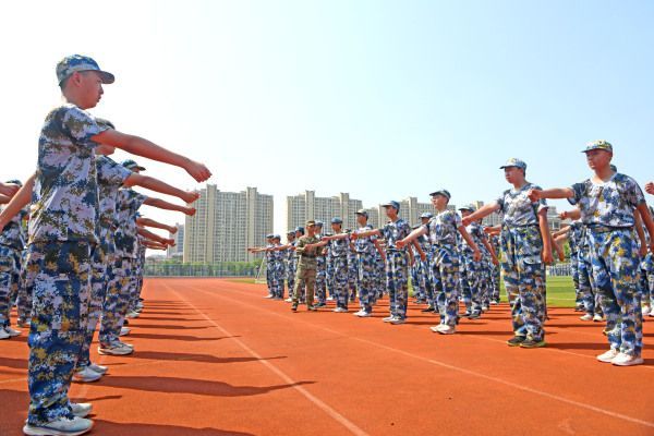 安徽淮南：高一新生軍訓迎開學