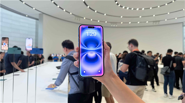 苹果商铺崩了 iPhone 16预售引发抢购潮