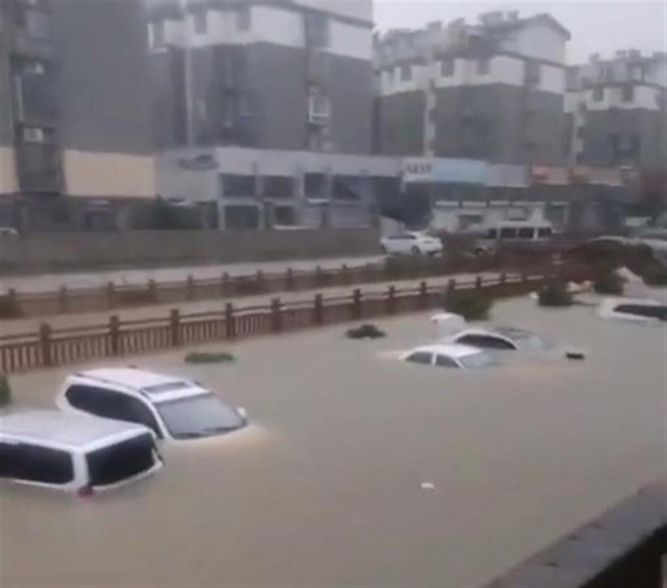 安徽萧县暴雨路上多车被淹至车顶 降雨量破纪录