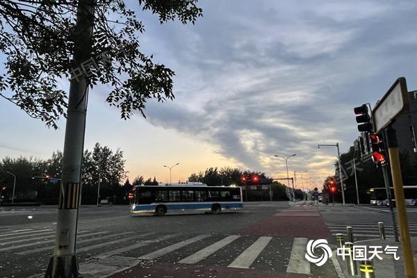 北京今天上午北风劲吹 最低气温仅10℃需注意添衣 明后天雨水再袭添凉意