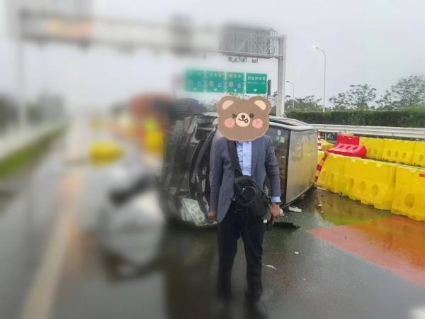 雨天车辆侧翻 民警及时破窗救出司机 果断救援获赞