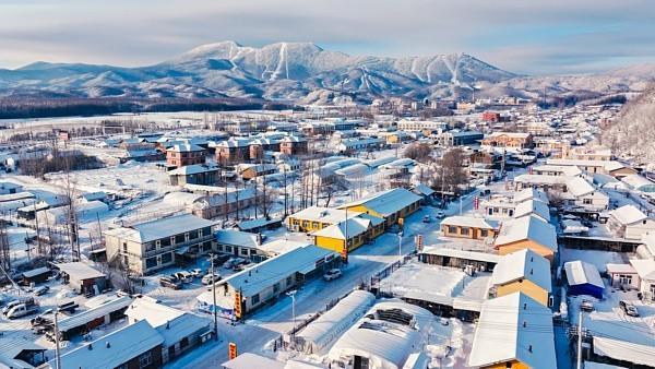 哈尔滨冰雪大世界冰滑梯增至24条 历届规模最大