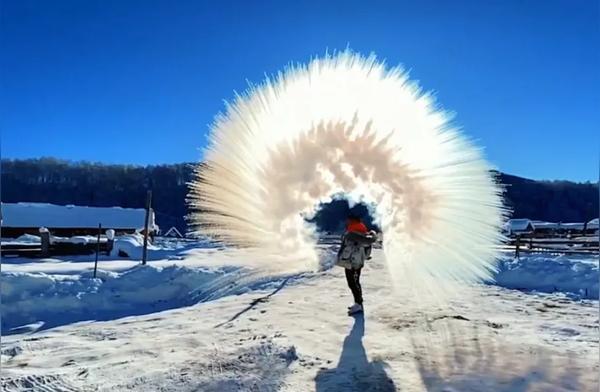 哈尔滨：中国雪谷12月1日开园 瑞雪迎客共赏冰雪瑶池