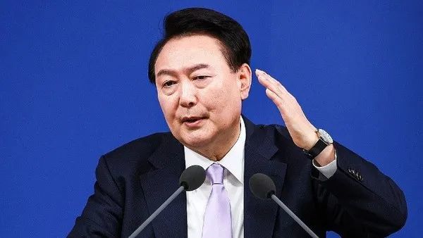 尹锡悦遭党内外同时逼宫！反对党领袖直播翻墙进国会“首尔之春”重现