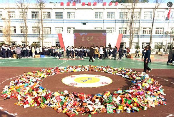 班主任百米冲刺为学生抢零食