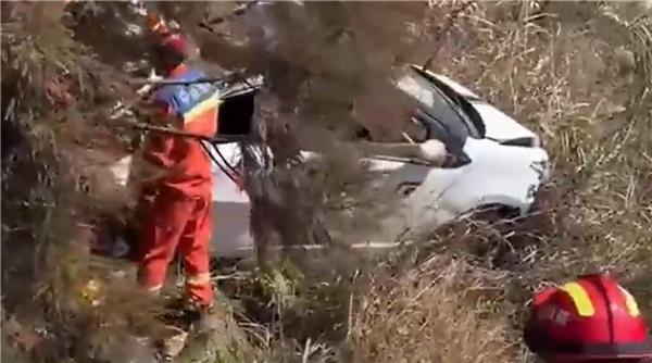 温州一家五口驾车坠崖致1死