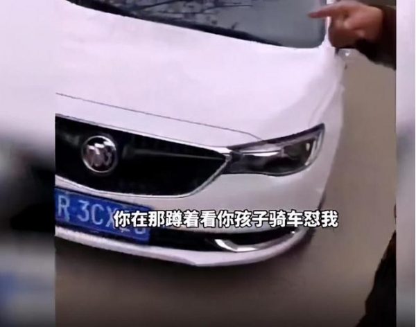 小孩騎車撞在路邊的車上后怪車主 網友看完瞬間來氣,！