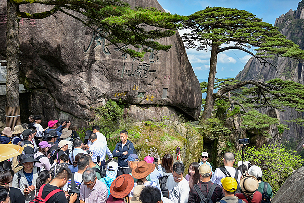 西湖游客調(diào)侃“斷橋要壓斷了” 五一景區(qū)人潮涌動(dòng)