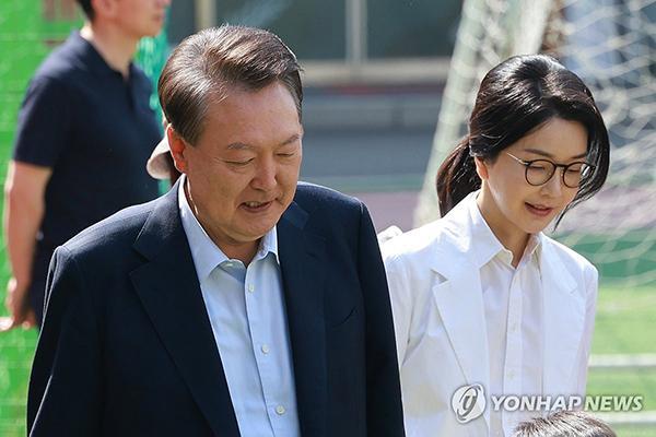 尹錫悅夫婦現(xiàn)身投票站笑著回避提問
