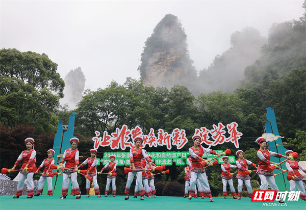 韓國(guó)三歲雙胞胎端午假期打卡張家界 非遺文化添彩旅程