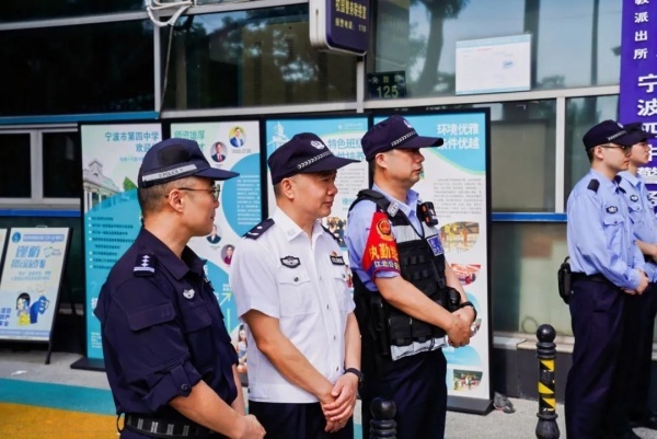 高考考场外的淡定哥：考到哪算哪 笔落惊风雨