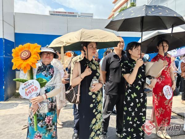 高考结束家长持新手机迎接 考生雀跃