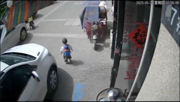 1歲幼童獨自跑出門被車撞