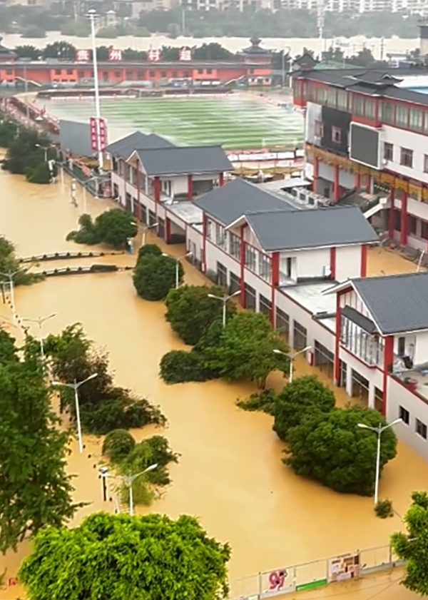 贵州一村超球场被洪水淹没