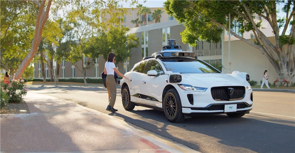Waymo 現(xiàn)役車(chē)型，車(chē)輛頂端搭載一套自動(dòng)駕駛安全系統(tǒng) | 圖片來(lái)源：Waymo
