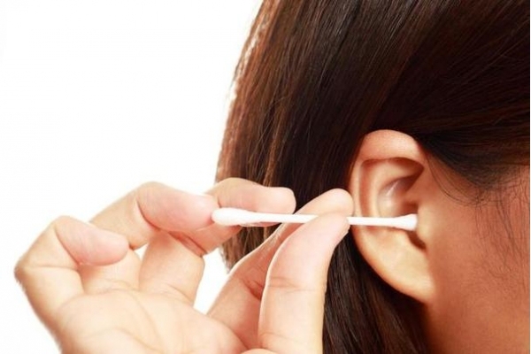女子耳朵里長“腳氣” 醫(yī)生提醒：平時盡量少掏耳朵