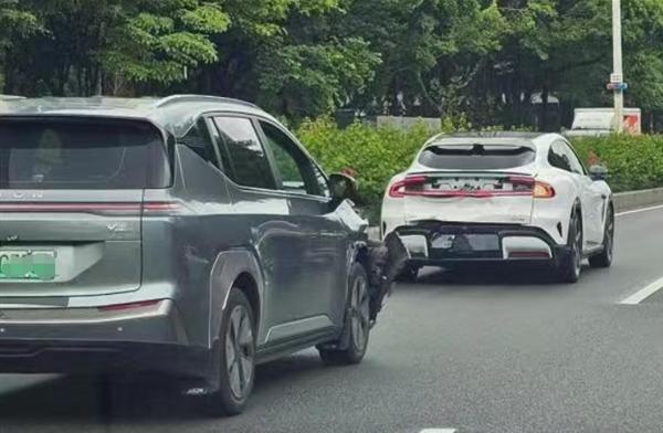 小米YU7上市后首撞 試駕車遭遇追尾
