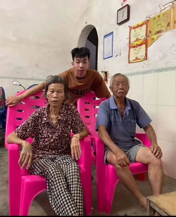 爺爺中暑嘔吐 孫子崩潰大哭求助 深厚親情讓人淚目