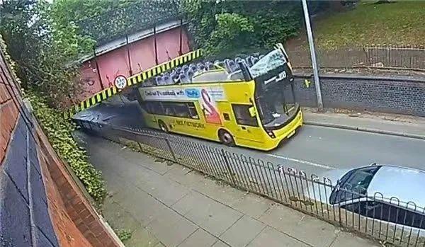 英國一雙層巴士撞橋被削頂15人受傷 司機未按路線行駛