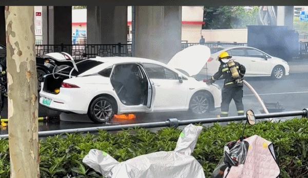 新能源车着火 疑似品牌人员现场撬车标 应急操作引争议