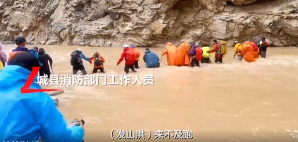 景区突发山洪 消防救援被困群众 持续搜救与安置进行中