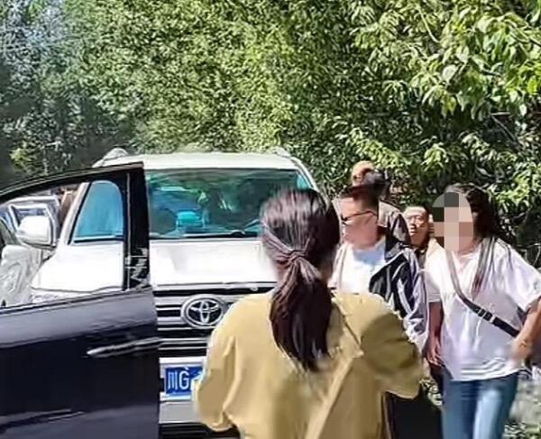 甘孜车主逆行插队被处罚