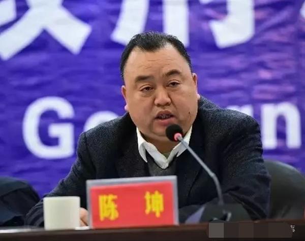 官员纵容儿子奢靡单次赌球超百万