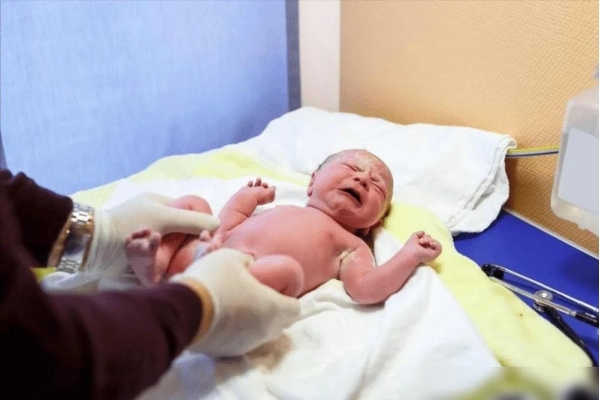 宝宝自带微笑出生被打脚心后才大哭