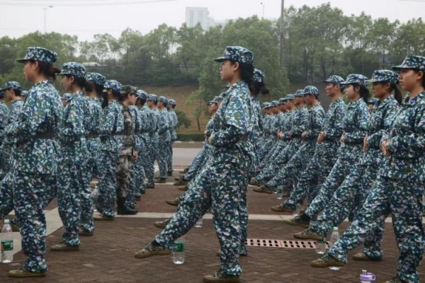 听障大学生军训方阵正步整齐划一 教官发声：当过海军，训练10天即有成效