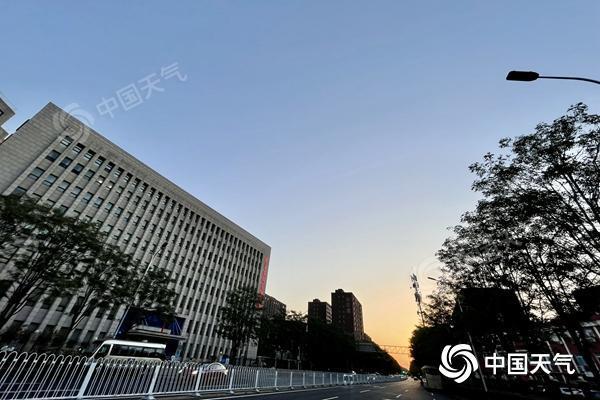 未来三天北京晴天在线昼夜温差较大，早晚出行需添衣防秋凉 适宜户外活动