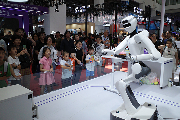 “变了！中国老一辈崇拜硅谷，年轻人更偏爱梁文锋”