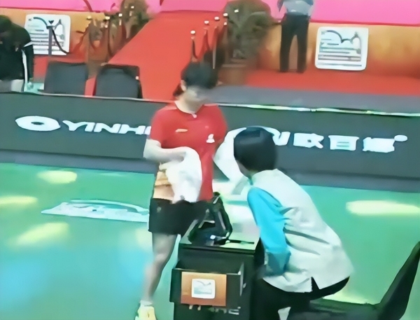 亚锦赛名场面：孙颖莎边擦汗工作人员边擦地