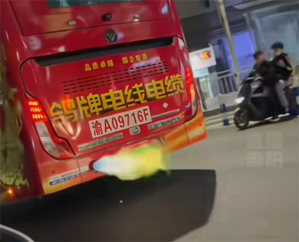 重庆街头一辆“氮气加速”公交车导致尾气爆炸